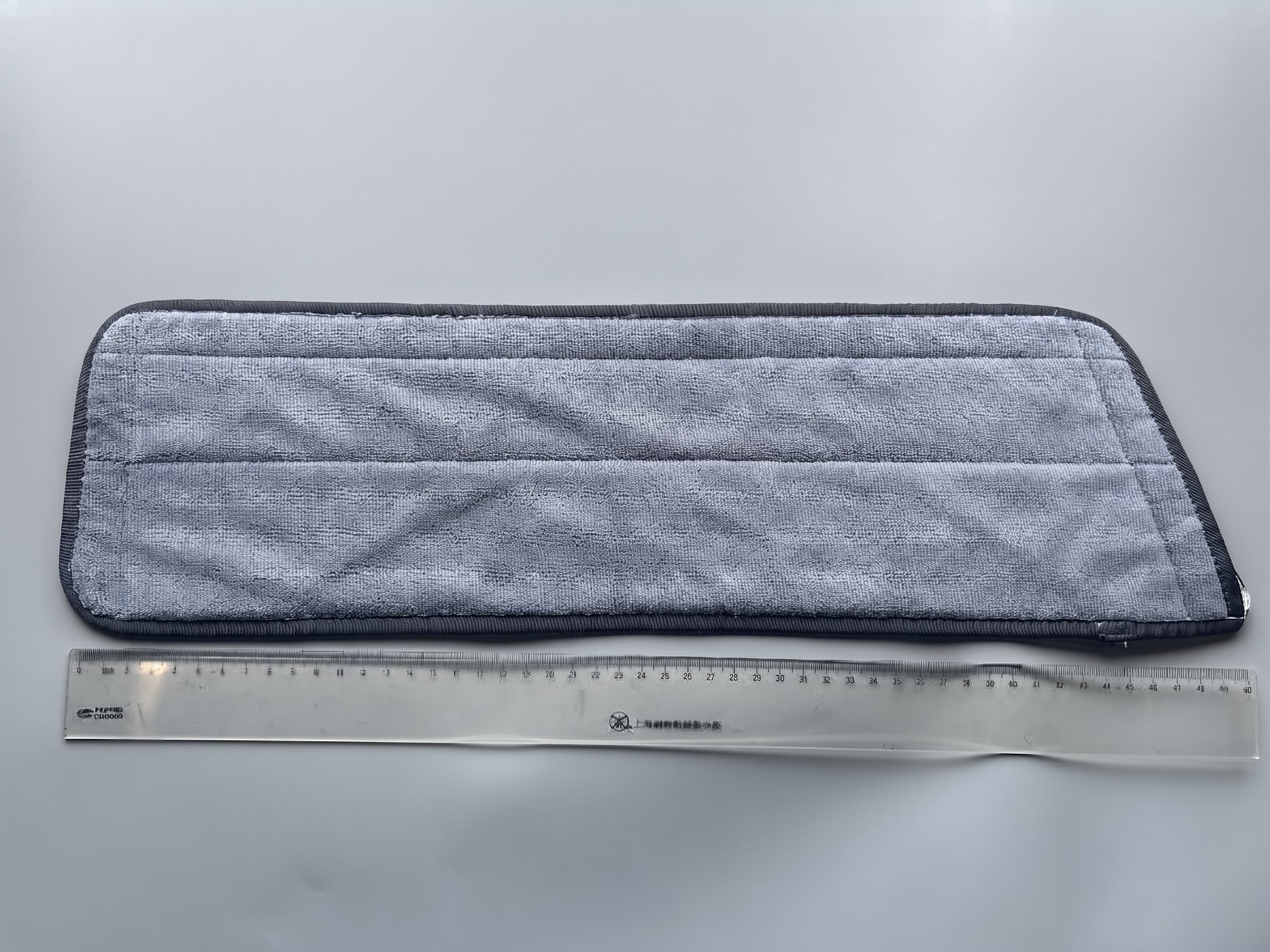 Reusable grey microfiber cleanroom mop pad with measurement reference